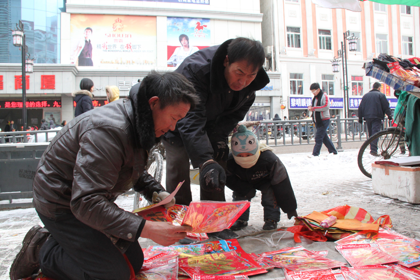 People do special purchases for the Spring Festival in a farmer's market in Lishi, Lvliang City, Shanxi Province. [China.org.cn, by Li Xiaohua]