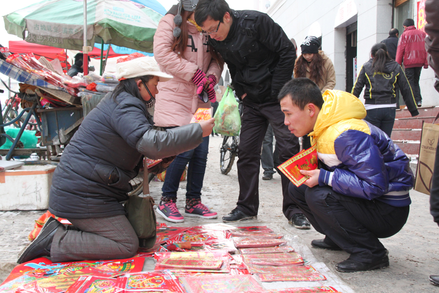 People do special purchases for the Spring Festival in a farmer's market in Lishi, Lvliang City, Shanxi Province. [China.org.cn, by Li Xiaohua]