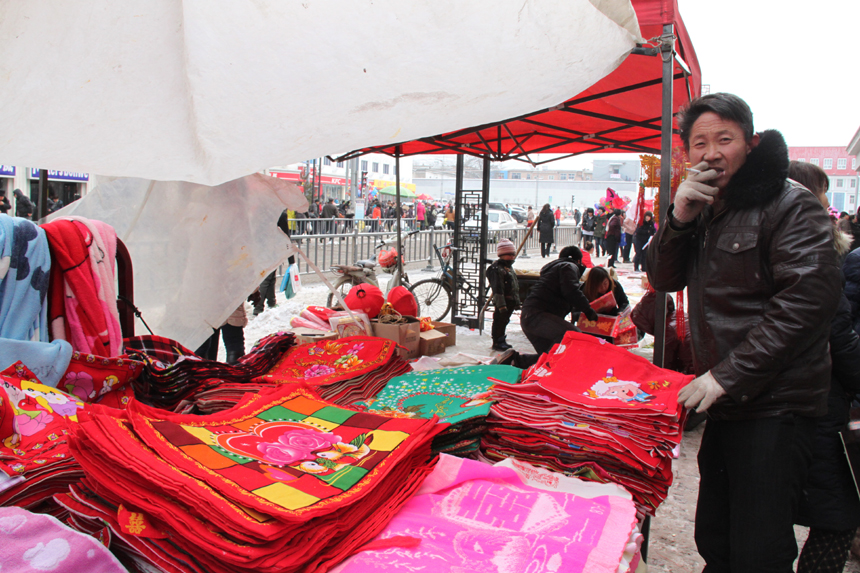 People do special purchases for the Spring Festival in a farmer's market in Lishi, Lvliang City, Shanxi Province. [China.org.cn, by Li Xiaohua]