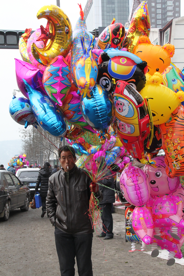 People do special purchases for the Spring Festival in a farmer's market in Lishi, Lvliang City, Shanxi Province. [China.org.cn, by Li Xiaohua]