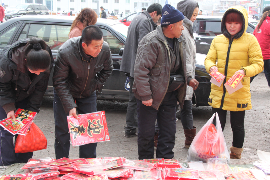 People do special purchases for the Spring Festival in a farmer's market in Lishi, Lvliang City, Shanxi Province. [China.org.cn, by Li Xiaohua]
