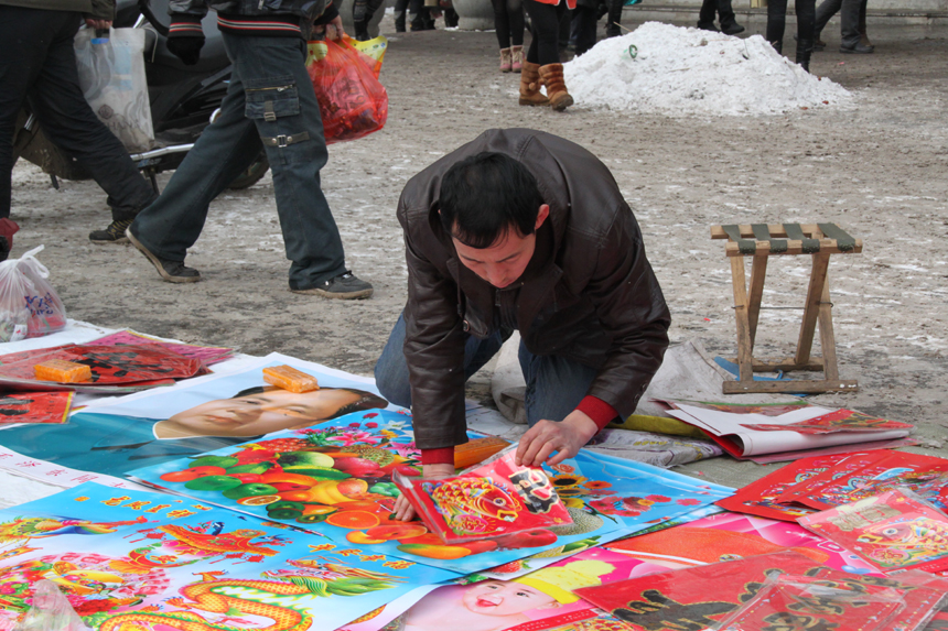 People do special purchases for the Spring Festival in a farmer's market in Lishi, Lvliang City, Shanxi Province. [China.org.cn, by Li Xiaohua]