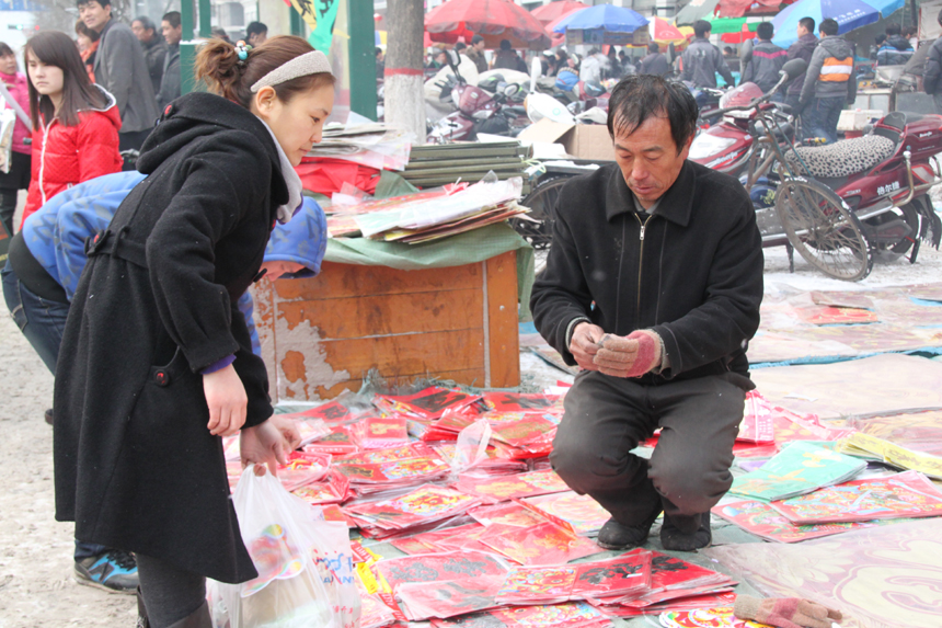 People do special purchases for the Spring Festival in a farmer's market in Lishi, Lvliang City, Shanxi Province. [China.org.cn, by Li Xiaohua] 