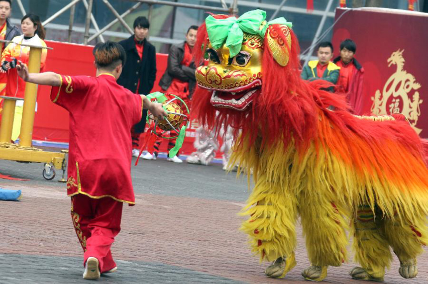 A lion dance team performs during a temple fair held at the intangible cultural heritage garden in Chengdu, capital of southwest China's Sichuan Province, Jan. 22, 2012, the last day of the Chinese lunar Year of Rabbit. More than 10 lion dance and dragon dance teams attended the temple fair that kicked off here on Sunday.