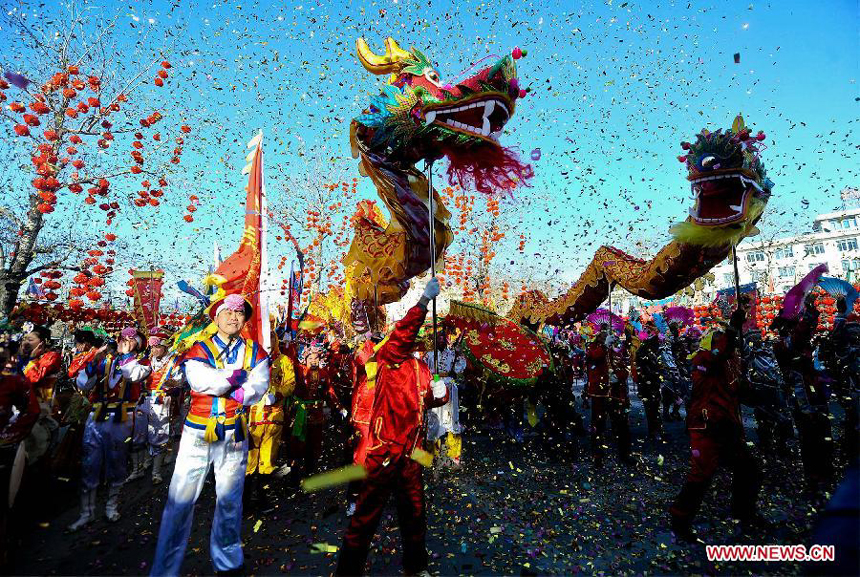 Folk artists perform a dragon dance at the opening ceremony of the 29th Spring Festival Temple Fair at Longtan Park in Beijing, capital of China, Jan. 22, 2012. The 8-day event, opening here on Sunday, will provide visitors with an access to various folk dances and other festive entertainments.