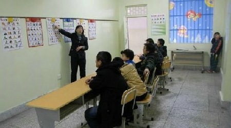 Some vagrant children from Xinjiang receive government-sponsored vocational trainning. 