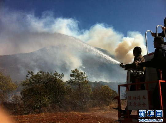 2,500 battling mountain forest fire in SW China