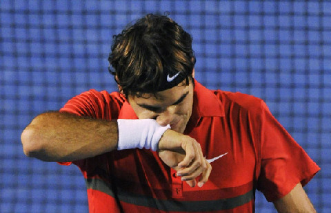 Roger Federer of Switzerland wipes his face during his men's singles semi-final match against Rafael Nadal of Spain at the Australian Open tennis tournament in Melbourne January 26, 2012. [Photo/Agencies]    