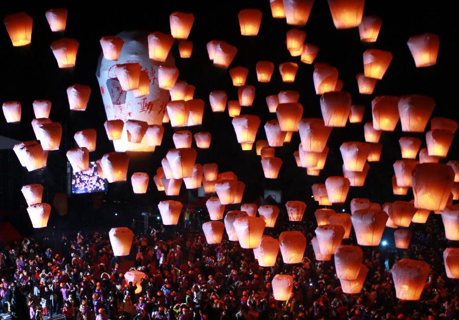 People release sky lanterns in Pingsi Primary School in Xinbei City, southeast China's Taiwan, Jan. 28, 2012. People released 1,600 sky lanterns in 8 batches at Pingsi International Sky Lantern Festival to celebrate Chinese Lunar New Year on Saturday. 