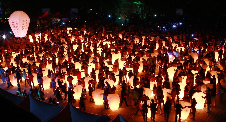 People prepare to release sky lanterns in Pingsi Primary School in Xinbei City, southeast China's Taiwan, Jan. 28, 2012. People released 1,600 sky lanterns at Pingsi International Sky Lantern Festival to celebrate Chinese Lunar New Year on Saturday.