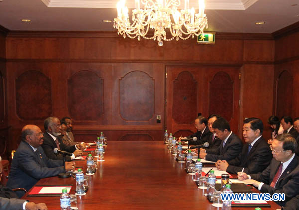  Jia Qinglin (2nd R, front), chairman of the National Committee of the Chinese People's Political Consultative Conference, meets with Sudanese President Omar al-Bashir (1st L) in Addis Ababa, capital of Ethiopia, Jan. 28, 2012. Both Jia and Bashir came here to attend the 18th African Union summit which will be held from Jan. 29 to 30. [Xinhua]