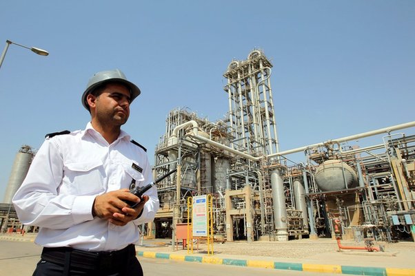 An Iranian security guard walking in front of the Mahshahr petrochemical complex in Khuzestan province south western Iran, 28 September 2011. [CFP]
