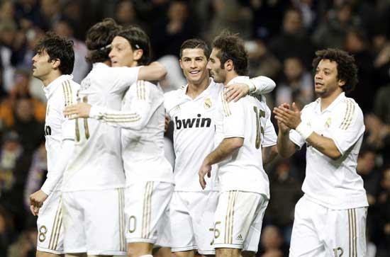 Real Madrid&apos;s Cristiano Ronaldo (C) celebrates his goal against Real Zaragoza with teammates during their Spanish first division soccer match at Santiago Bernabeu stadium in Madrid January 28, 2012.