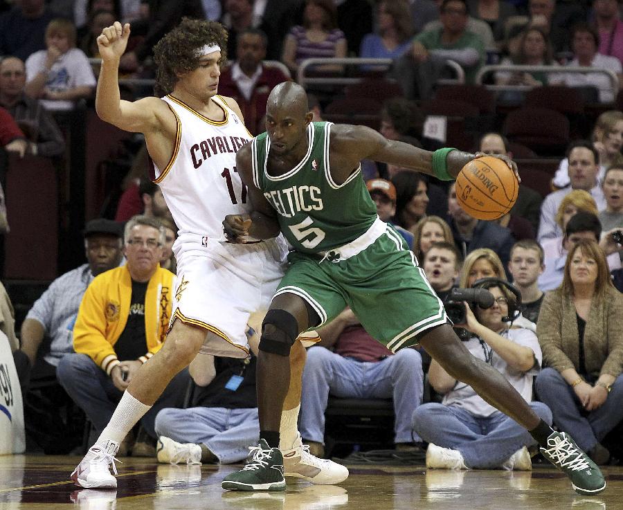 Cleveland Cavaliers' Anderson Varejao (L) defends Boston Celtics' forward Kevin Garnett during the second quarter of their NBA basketball game in Cleveland January 31, 2012. Celtics won 93-90. (Xinhua/Reuters Photo) 