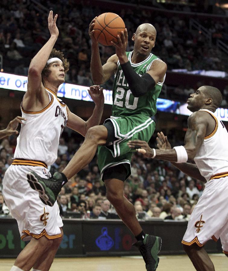 Boston Celtics' Ray Allen (top) looks to make a pass while defended by Cleveland Cavaliers' Anderson Varejao (L) and Antawn Jamison (R) during the third quarter of their NBA basketball game in Cleveland January 31, 2012. Celtics won 93-90. (Xinhua/Reuters Photo) 