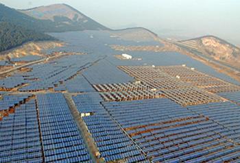 China's largest solar farm in Xuzhou City, Jiangsu, a 20 MW mix of fixed panels and tracking systems, went online in 2009. [File photo]