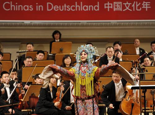 The 2012 Chinese Culture Year in Germany marking the 40th anniversary of Sino-German diplomatic ties was officially launched with a concert in Berlin on Jan. 30. [Xinhua photo]