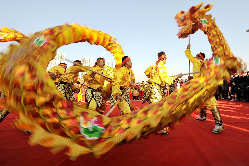 People attend a dragon dance competition in Taiyuan, capital of north China's Shanxi Province, Feb.1, 2012. Ten teams from counties and districts of Taiyuan attended a dragon dance competition on Wednesday to promote the traditional Chinese culture.