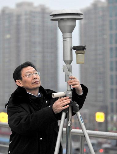 Six of the more than 30 PM2.5 monitoring stations will be set up soon in both downtown as well as surrounding suburbs in Beijing. [Xinhua] 