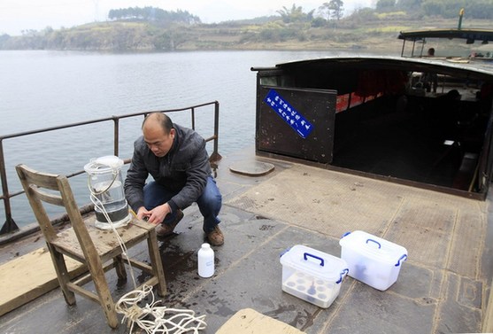 A spill of toxic cadmium was detected in Liujiang River last Thursday, 11 days after the Jinhe Mining Co Ltd discharged industrial waste into the Longjiang River, a tributary upstream of the Liujiang River. [Xinhua] 