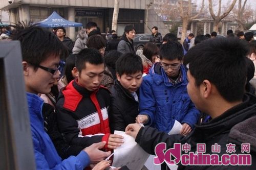 Art major applicants register for exam in Shandong