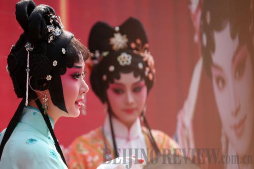 Zhu Bingzhen, heroine of the Kunqu Opera play Dream of Red Mansions, performs at the play's press release in Beijing on August 8, 2011 [By Pu Xiangdong/Beijing Review] 