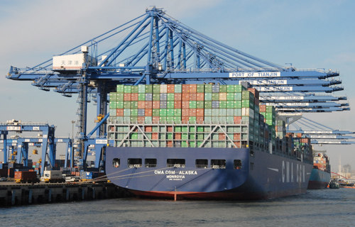 A large container cargo ship stops at Tianjin Port in north China. China wields extensive influence on global trade and world economy [By Hu Zhiqiang/Beijing Review]