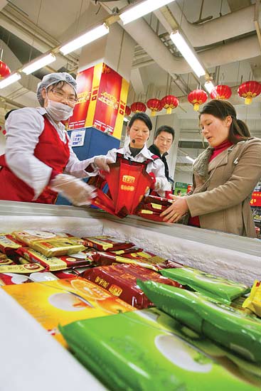 Citizens shop for yuanxiao at a supermarket. [File photo]
