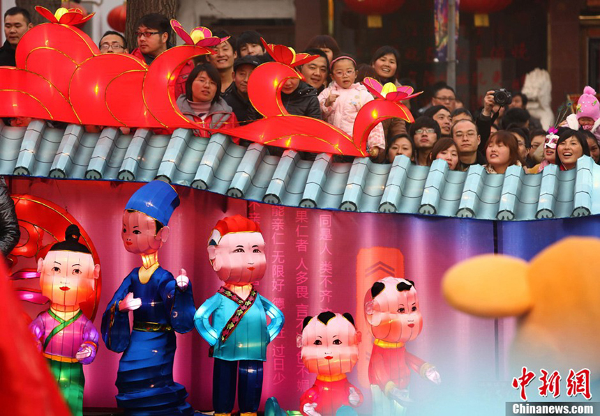People celebrate the Lantern Festival in Nanjing, Jiangsu Province. Monday, the fifteenth day of the first lunar month, is China's traditional Lantern Festival. And the festive atmosphere builds across the country. 