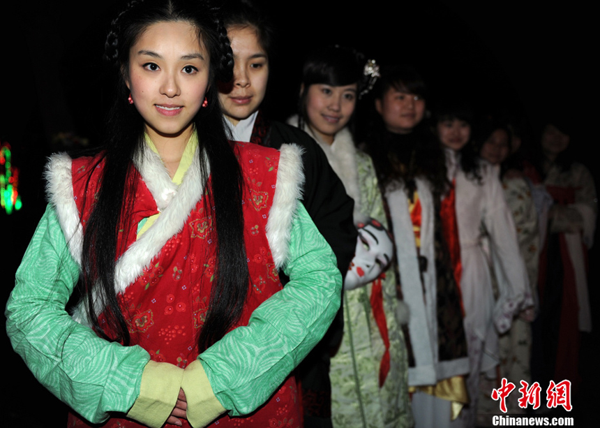 People celebrate the Lantern Festival in Xi’an, Shaanxi Province. Monday, the fifteenth day of the first lunar month, is China's traditional Lantern Festival. And the festive atmosphere builds across the country. 