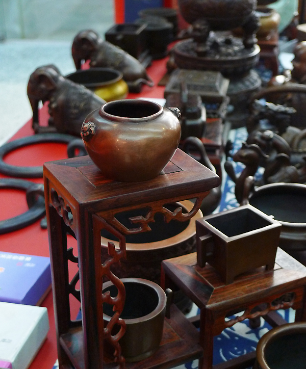 Chinese art works are on display in an indoor temple fair in the Golden Resources Shopping Mall located in the northwest part of Beijing during the Spring Festival 2012, where visitors can enjoy the charm of the traditional Chinese arts and the delicacy of local snacks. [By Xu Lin / China.org.cn]