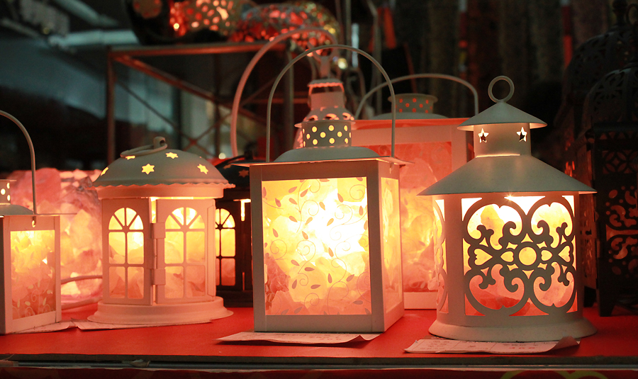 Salt lamps are on display in an indoor temple fair in the Golden Resources Shopping Mall located in the northwest part of Beijing during the Spring Festival 2012, where visitors can enjoy the charm of the traditional Chinese arts and the delicacy of local snacks. [By Xu Lin / China.org.cn]