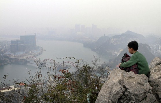 A spill of toxic cadmium was detected in Liujiang River last Thursday, 11 days after the Jinhe Mining Co Ltd discharged industrial waste into the Longjiang River, a tributary upstream of the Liujiang River. [Xinhua] 