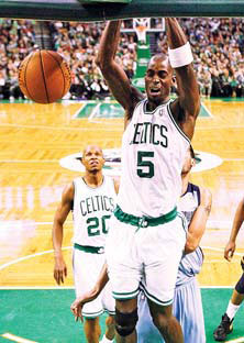 Garnett carries Celtics to 4th straight victory