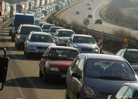 Government vehicles and those used by state-owned companies will have to stay off the road for one day each week to conserve energy and curb pollution. [File photo] 