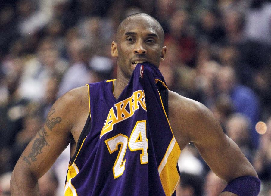 Angeles Lakers guard Kobe Bryant chews on his jersey while playing against the Philadelphia 76ers during the fourth quarter of their NBA basketball game in Philadelphia, Pennsylvania February 6, 2012.(Xinhua/Reuters Photo) 