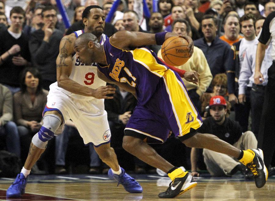 Los Angeles Lakers guard Kobe Bryant (24) drives on the Philadelphia 76ers forward Andre Iguodala (9) during the fourth quarter of their NBA basketball game in Philadelphia, Pennsylvania February 6, 2012. (Xinhua/Reuters Photo) 