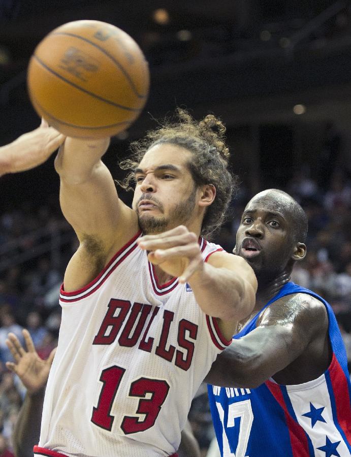 Chicago Bulls center Joakim Noah (13) passes in front of New Jersey Nets center Johan Petro in the first quarter of their NBA basketball game in Newark, New Jersey February 6, 2012. (Xinhua/Reuters Photo) 