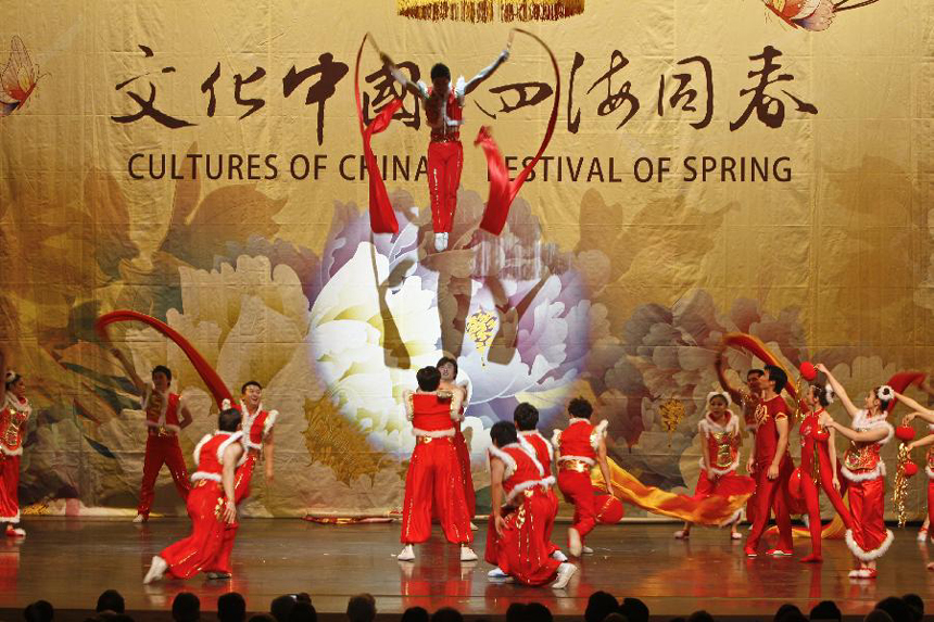 Dancers of China's 'Cultures of China, Festival of Spring' art group perform in Brisbane, Australia, Feb. 7, 2012. [Xinhua photo]