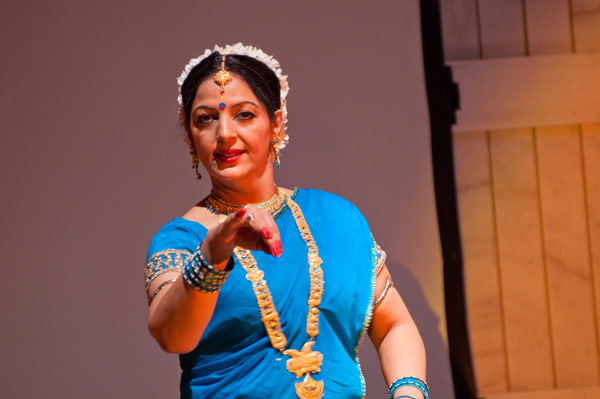 An Indian dancer performs following the inauguration ceremony of the new Indian embassy building in Beijing, Feb. 8, 2012. [Maverick/China.org.cn]