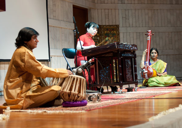 Chinese and Indian artists perform following the inauguration ceremony of the new Indian embassy building in Beijing, Feb. 8, 2012. [Chen Boyuan/China.org.cn]