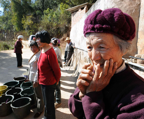 Villagers wait for water distribution at Zhangjiacun village, Feb 8, 2012. [Xinhua]