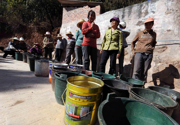 Villagers wait for water distribution at Zhangjiacun village, Feb 8, 2012. [Xinhua]