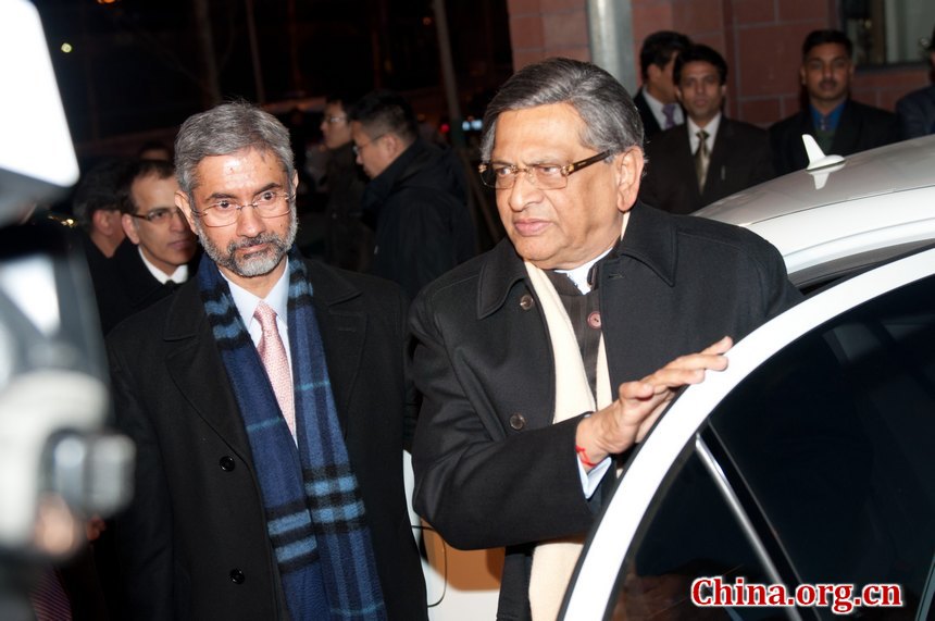 Indian External Affairs Minister Shri S.M Krishna, accompanied by Indian ambassador to China Dr. S. Jaishankar, arrives in the new Indian Embassy in Beijing for the inauguration ceremony held on Feb. 8, 2012. [Chen Boyuan / China.org.cn]