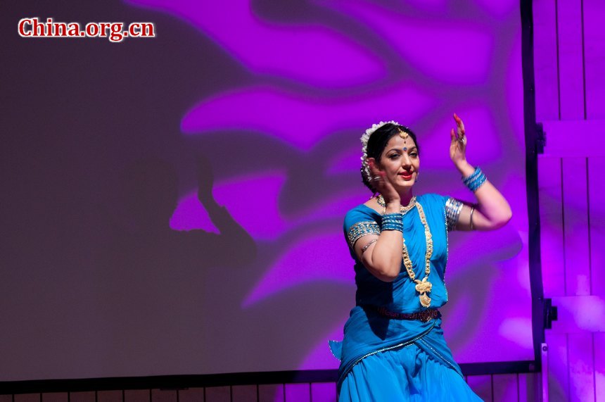 An Indian dancer performs following the inauguration ceremony of the new India embassy building in Beijing, Feb. 8, 2012. Chinese and Indian artists perform following the inauguration ceremony of the new India embassy building. [Chen Boyuan / China.org.cn]