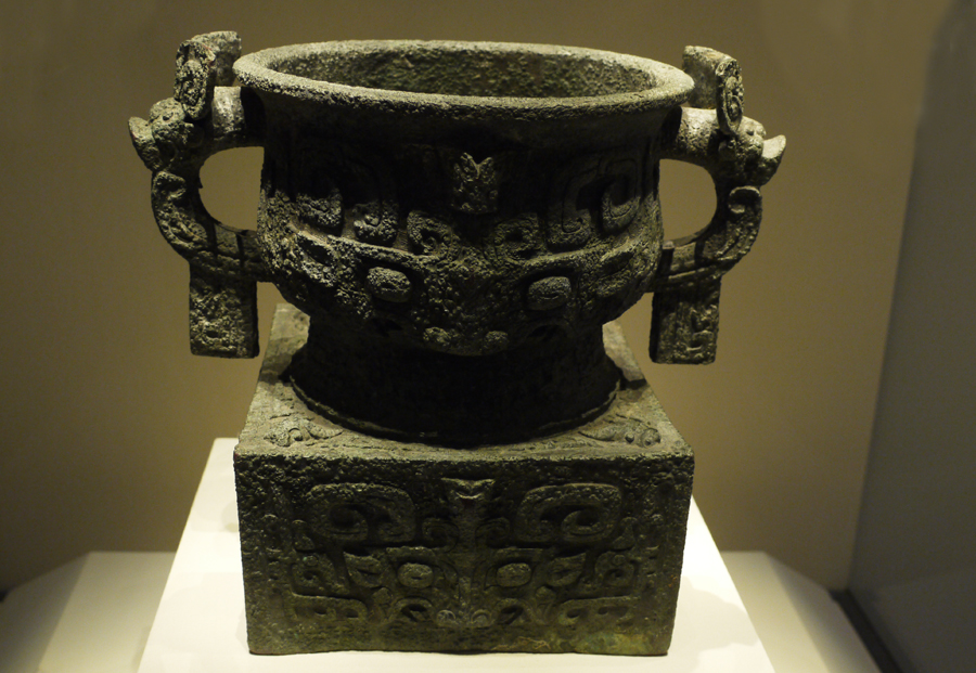 'Li' Bronze Gui (food container), Western Zhou Dynasty (c. 11th century-771 BC), King Wu's reign, unearthed at Lingkou, Lintong, Shaanxi Province, 1976. It is exhibited in the section of Exhibition on life, production in Xia, Shang and Western Zhou Dynasties, an exhibition of Ancient China in the National Museum of China. [Photo by Xu Lin / China.org.cn]
