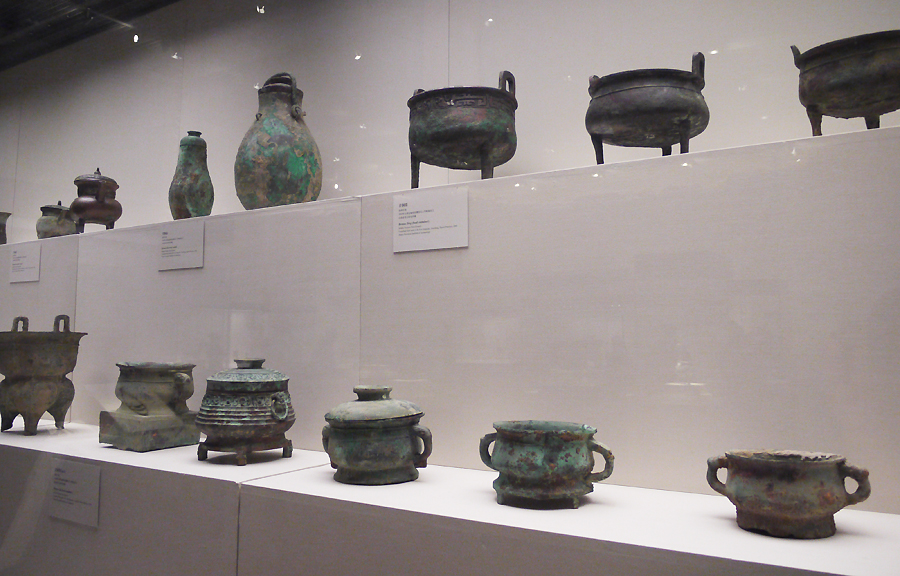 Exhibits in the section of Exhibition on life, production in Xia, Shang and Western Zhou Dynasties, an exhibition of Ancient China in the National Museum of China. [Photo by Xu Lin / China.org.cn]