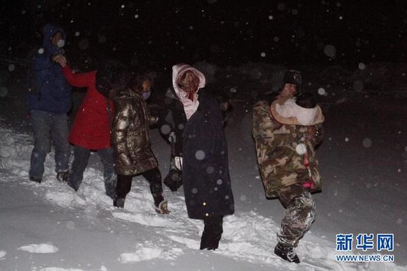 A total of 55 people have been rescued from China's Xinjiang-Tibet Highway since Tuesday due to heavy snowfall. [Xinhua]