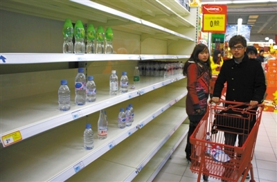 Bottled drinking water in Zhenjiang and neighboring cities soon sold out due to public concern on Feb. 7 2012. [Beijing News] 