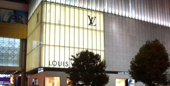 A LVMH Moet Hennessy Louis Vuitton SA store in Shanghai. Analysts said an increasing amount of international capital is being invested in the world's second-largest luxury market.[China Daily]
